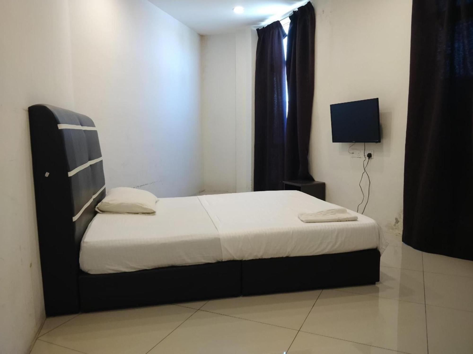 Oyo 90995 Hotel Nk Impian Seri Iskandar Esterno foto