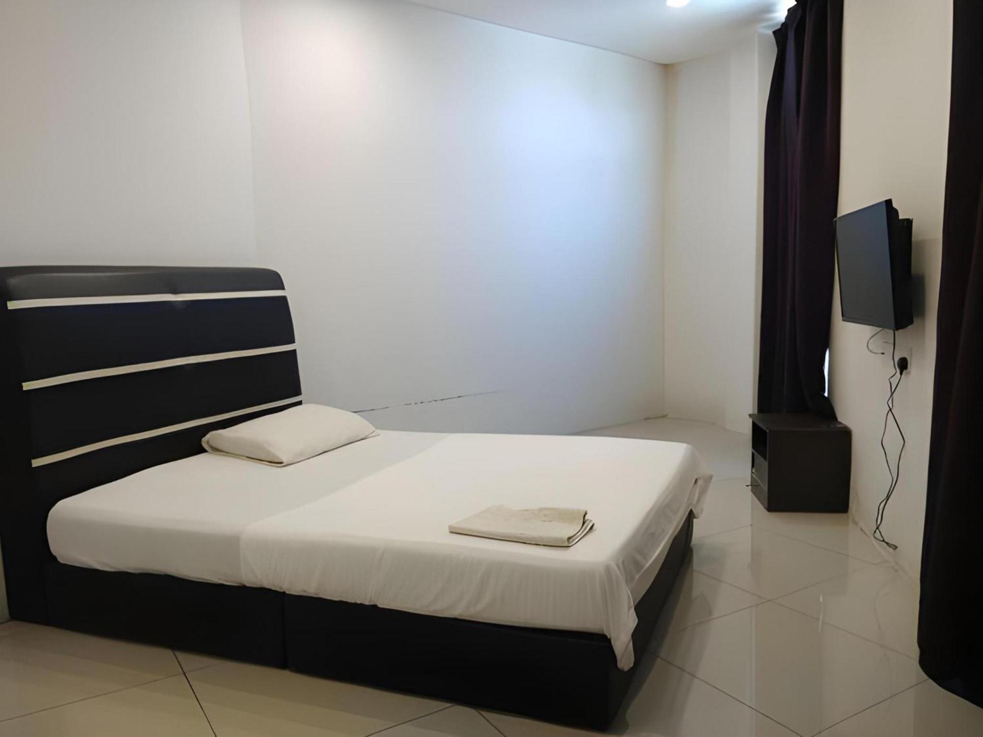Oyo 90995 Hotel Nk Impian Seri Iskandar Esterno foto