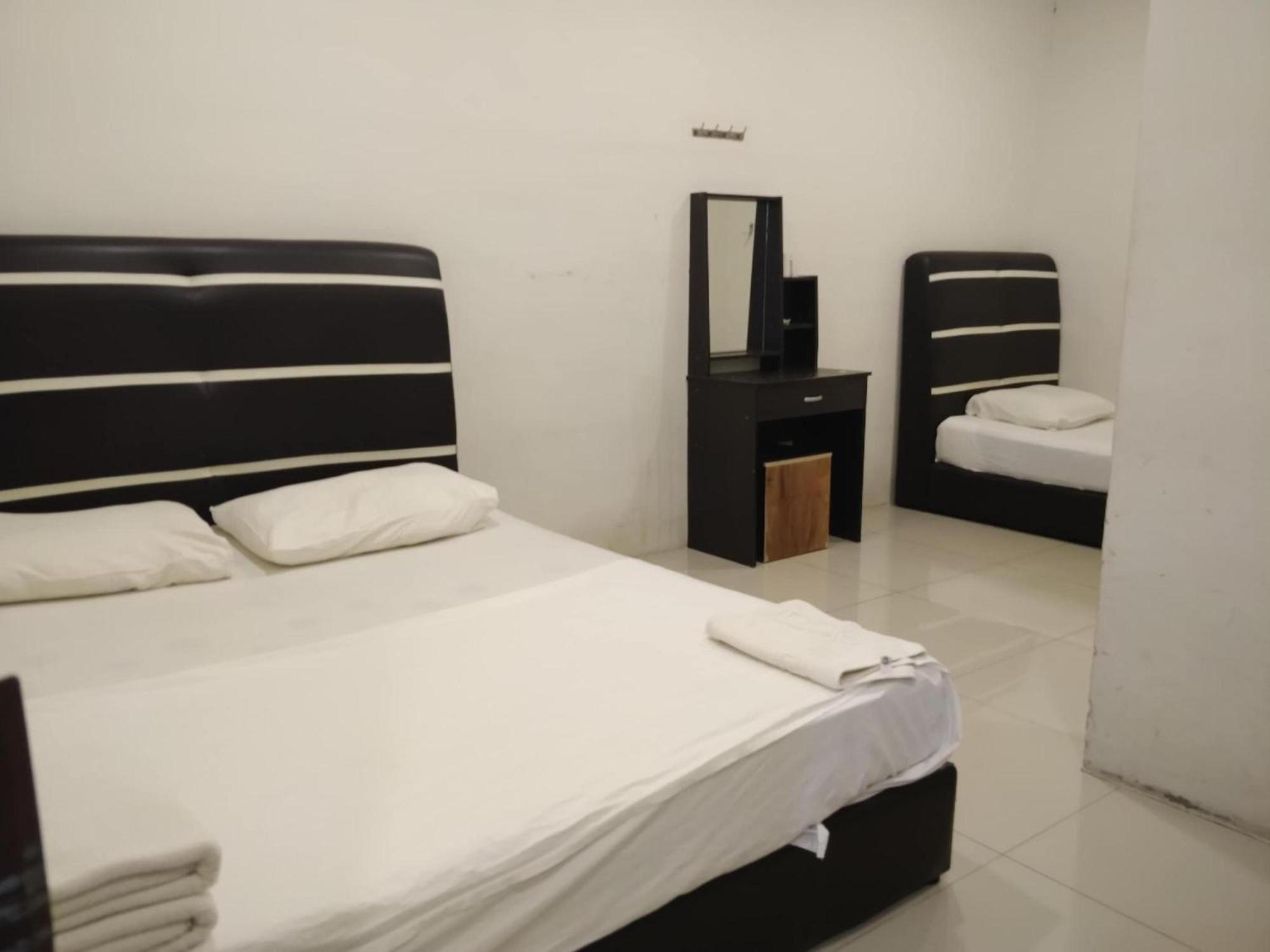 Oyo 90995 Hotel Nk Impian Seri Iskandar Esterno foto