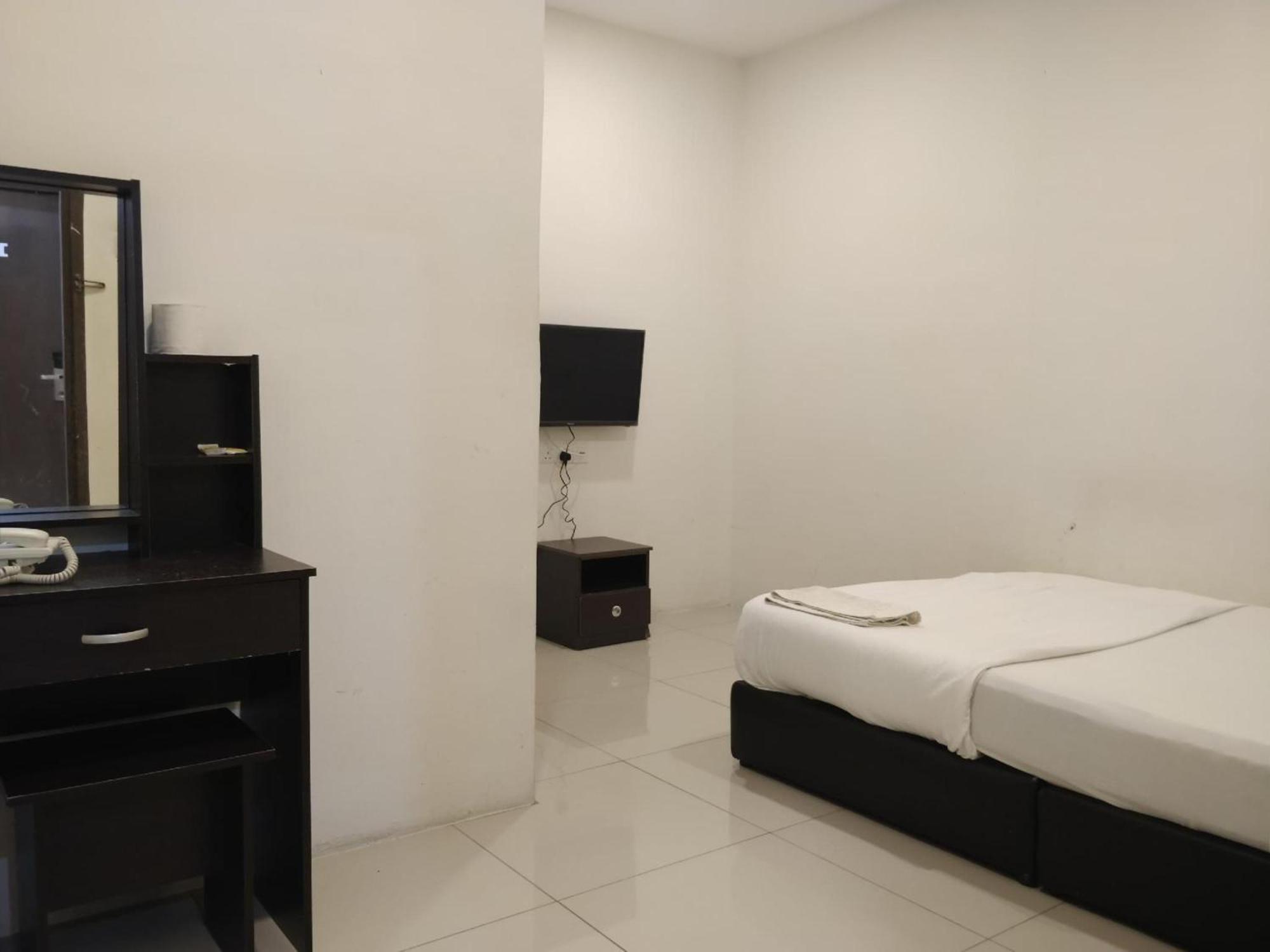 Oyo 90995 Hotel Nk Impian Seri Iskandar Esterno foto